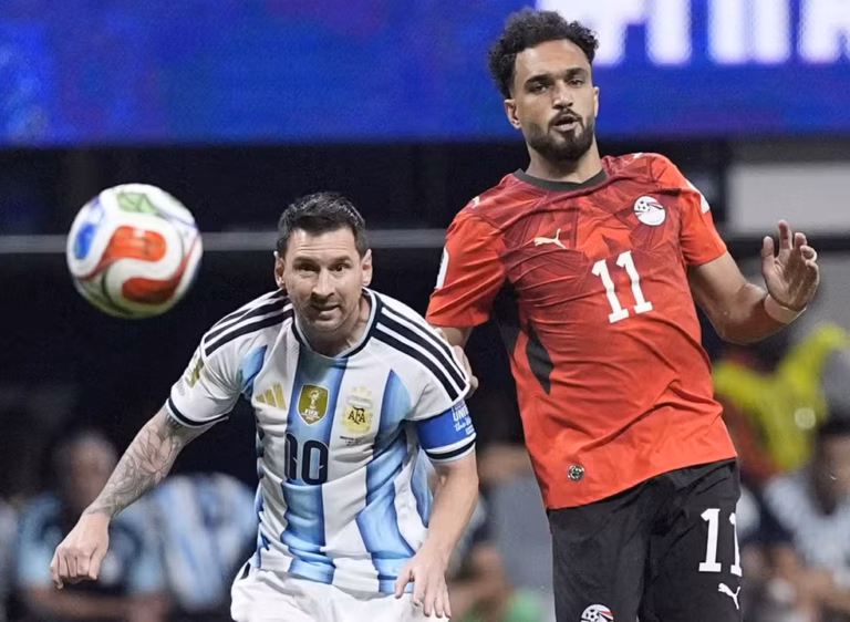 Atacante do Egito critica arbitragem após derrota para a Argentina
