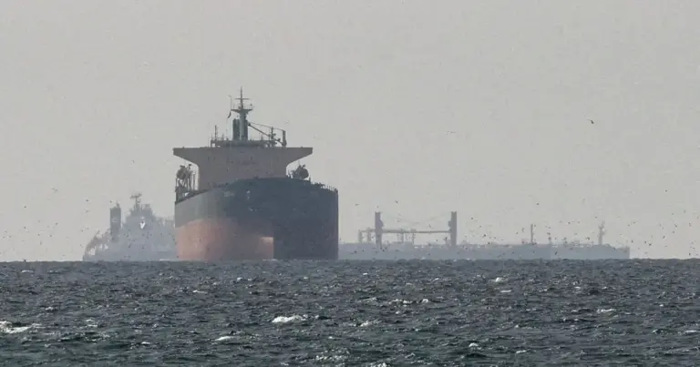Petróleo dispara com tensão no Oriente Médio e anúncio de pedágio dos EUA