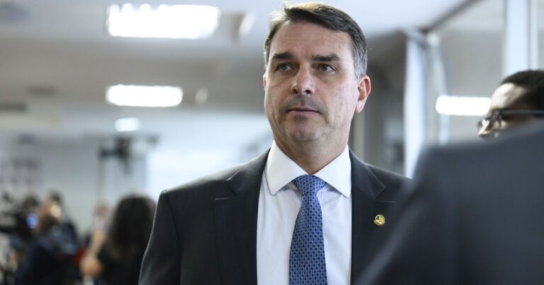 Flávio Bolsonaro pede que EUA não imponham tarifa de 25% a produtos brasileiros