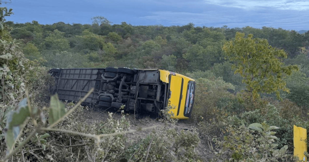Acidente de ônibus com romeiros no CE deixa 2 mortos e mais de 20 feridos Acidente de ônibus com romeiros no CE deixa 2 mortos e mais de 20 feridos