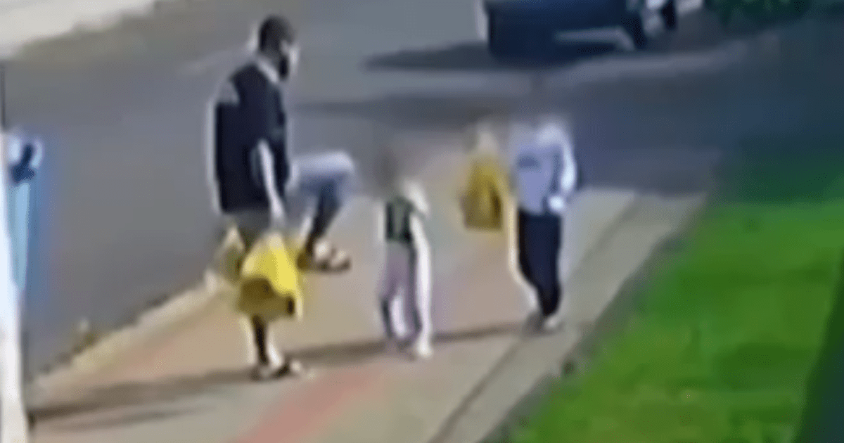 Polícia pede medidas protetivas para criança de 3 anos chutada pelo pai Polícia pede medidas protetivas para criança de 3 anos chutada pelo pai
