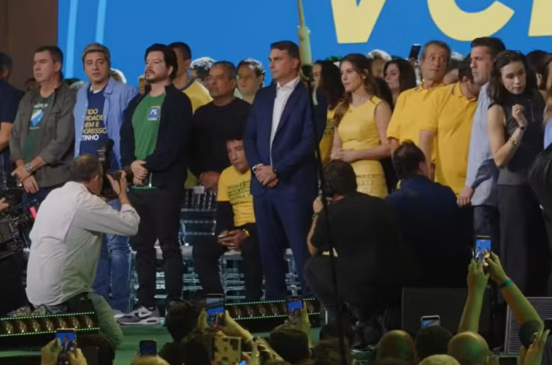 Flávio Bolsonaro lança candidatura à Presidência com vídeo do pai feito por IA