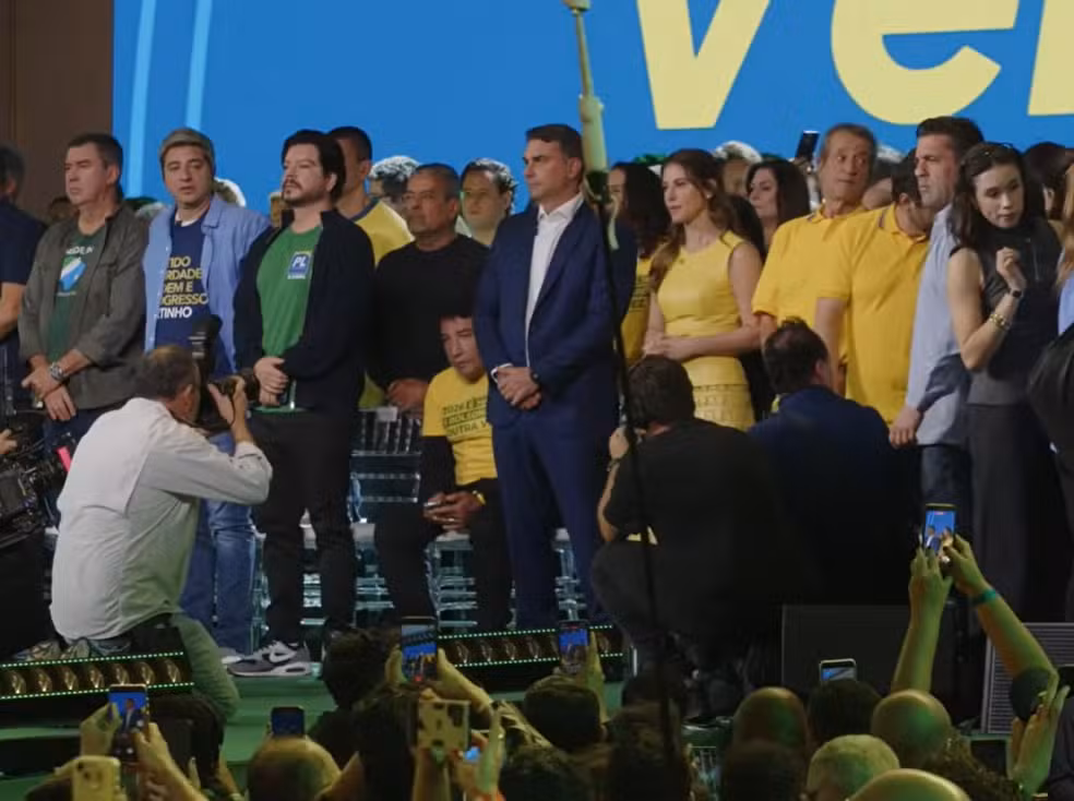 Flávio Bolsonaro lança candidatura à Presidência com vídeo do pai feito por IA