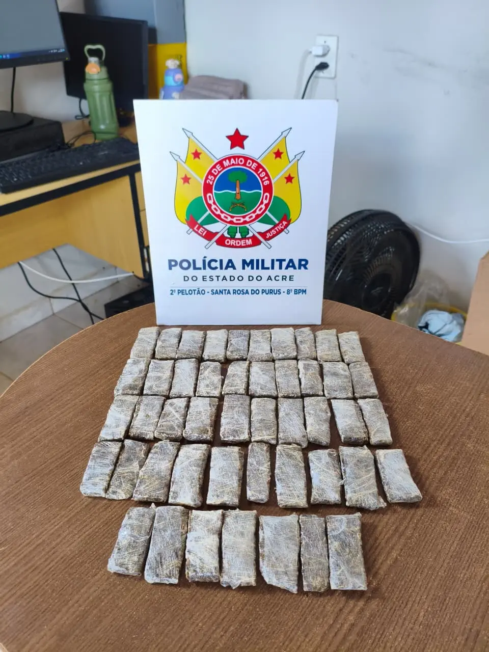 Polícia apreende tabletes de maconha escondidos em sacas de ração para cachorro