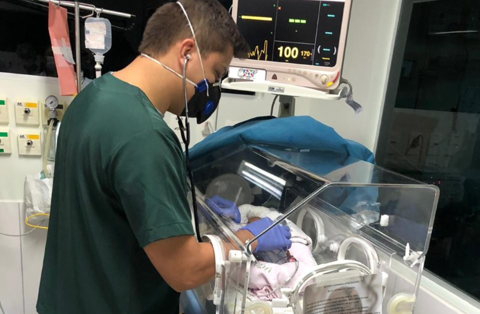Conheça o médico do Acre que salva bebês de 500g e vive milagres na UTI Conheça o médico do Acre que salva bebês de 500g e vive milagres na UTI