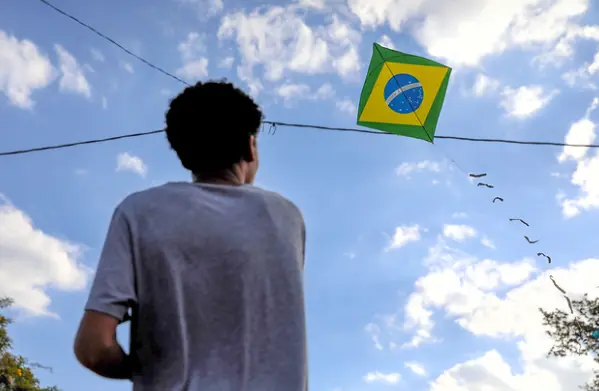 A empresa também faz um alerta para quem tenta recuperar pipas presas na rede elétrica.