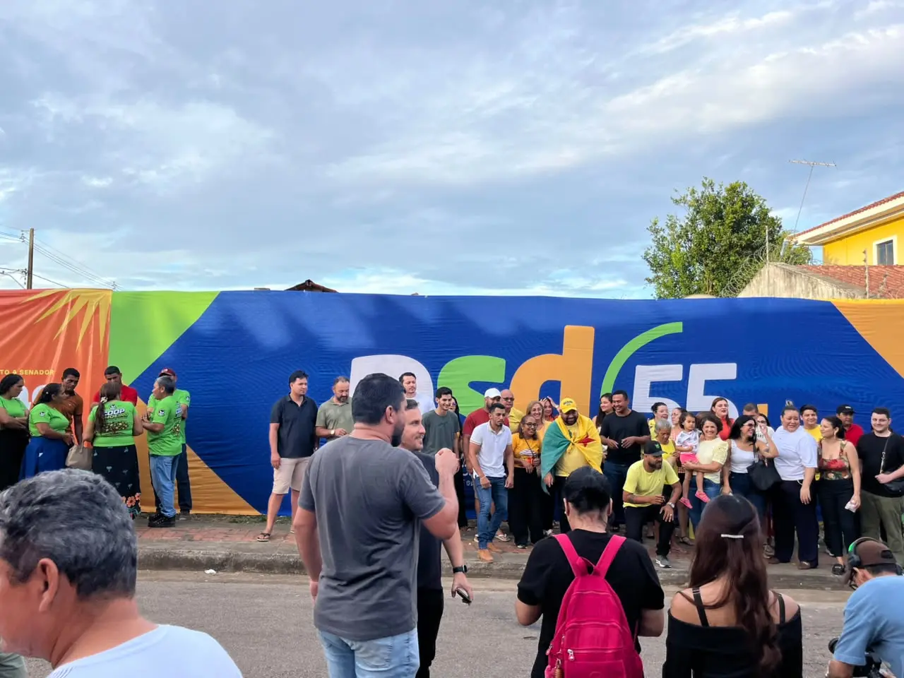 local já recebe apoiadores e simpatizantes, que acompanham a programação e demonstram apoio ao senador