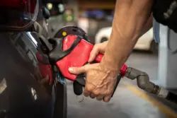 Sob pressão e crise no Irã, governo debate aumento de etanol na gasolina