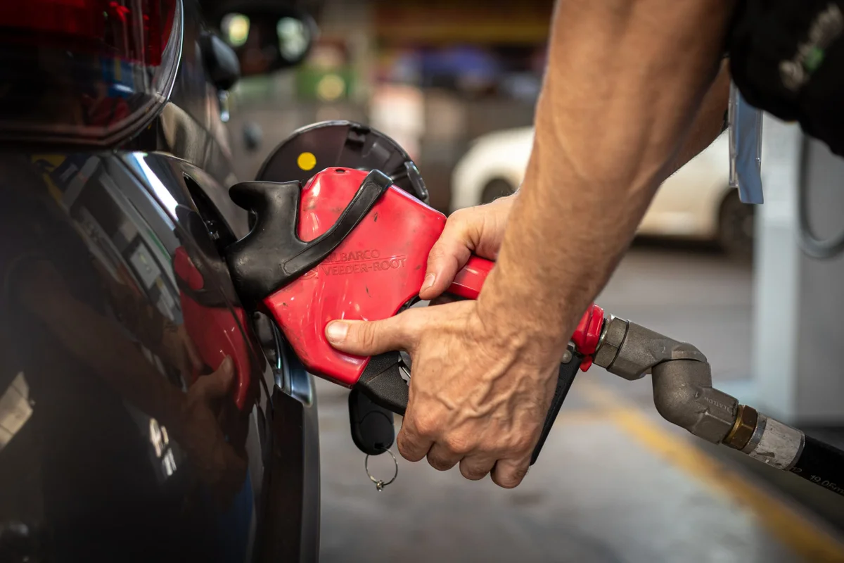 Sob pressão e crise no Irã, governo debate aumento de etanol na gasolina
