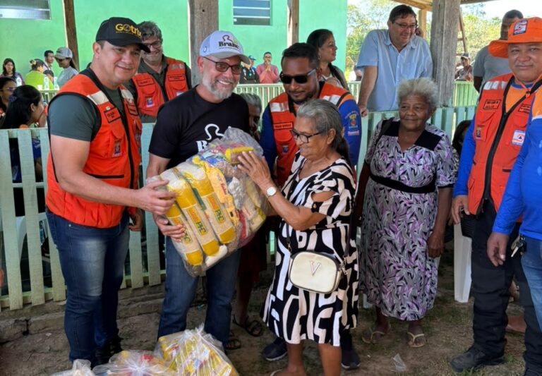 Prefeitura entrega mais de 300 cestas básicas a famílias no Quixadá
