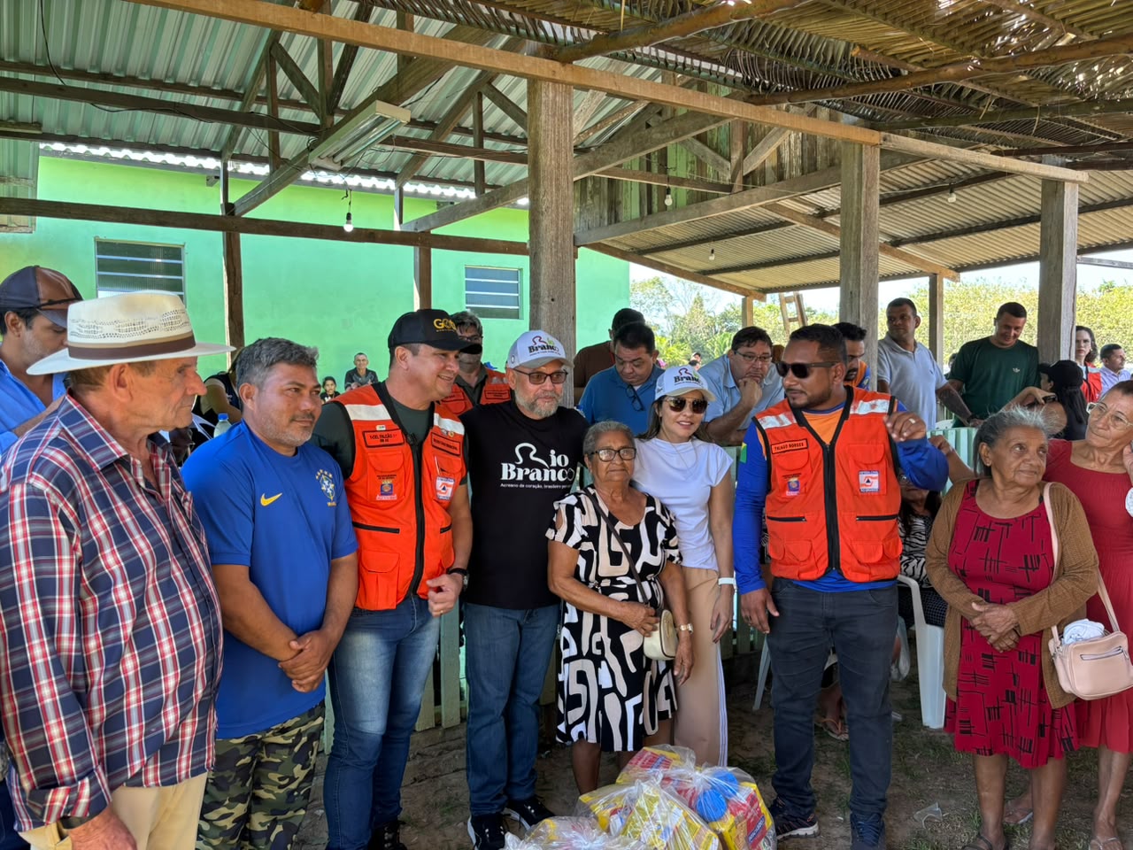 Prefeitura entrega mais de 300 cestas básicas a famílias no Quixadá