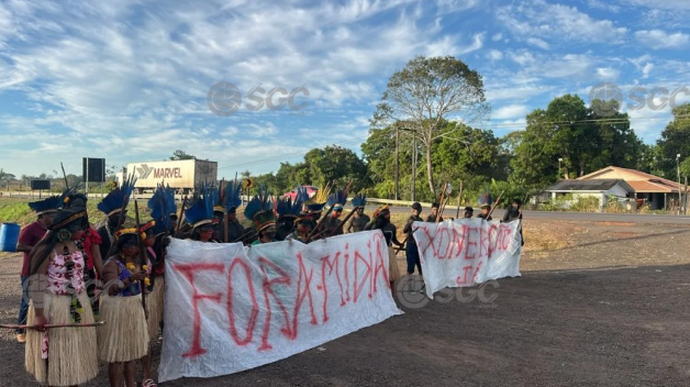 Indígenas bloqueiam a BR-364 e fecham única rodovia de acesso ao Acre
