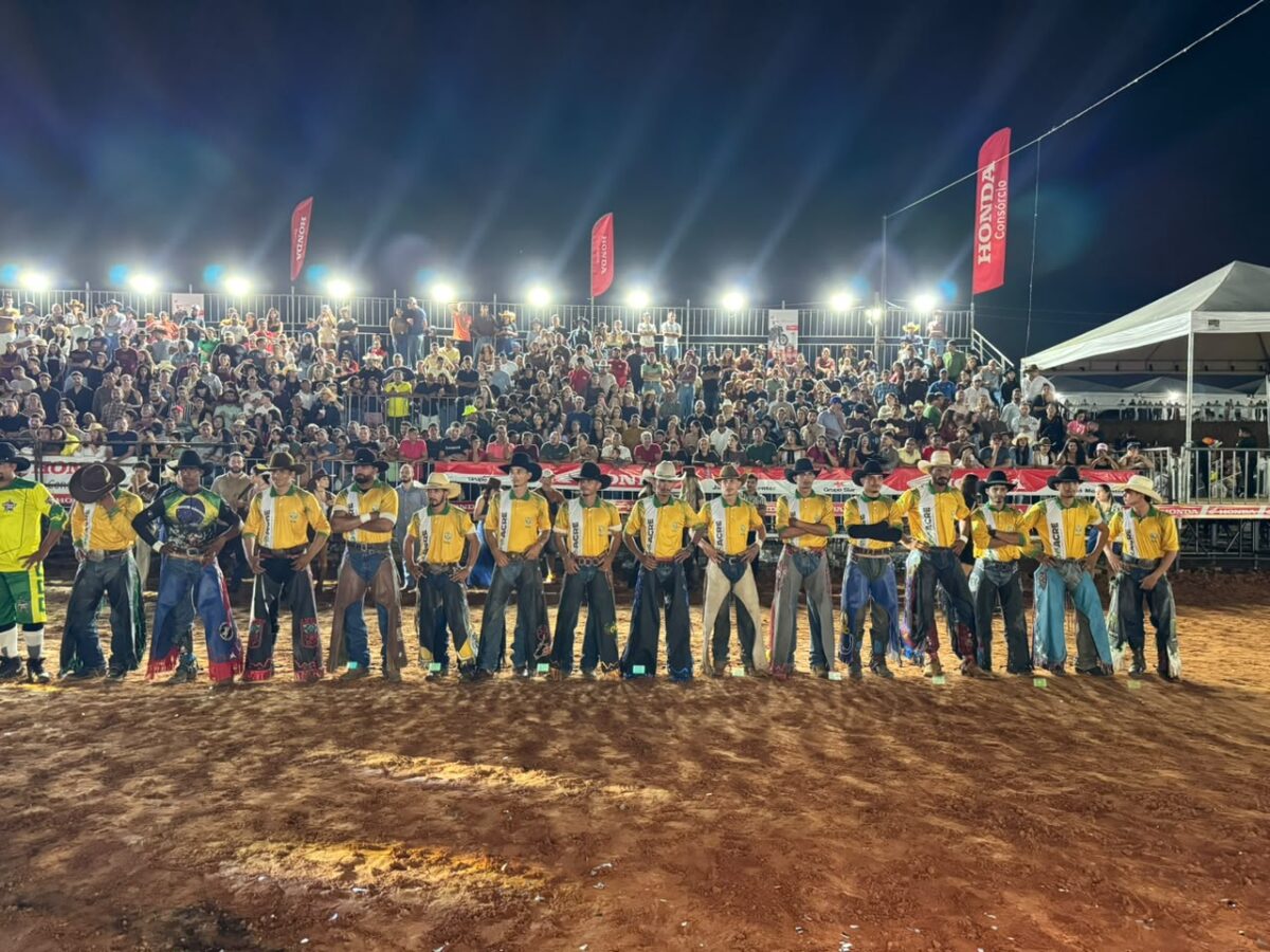 Arena lotada marca abertura do rodeio da Expoacre Juruá; disputa segue até sábado
