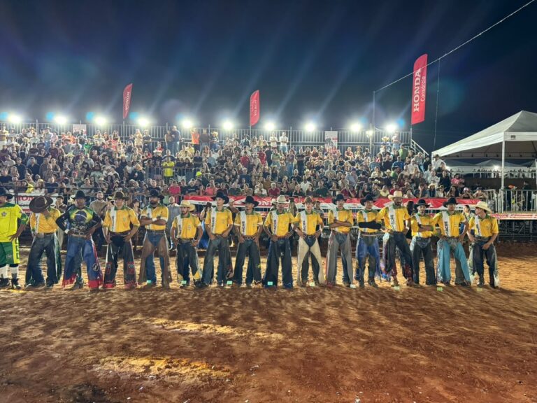 Arena lotada marca abertura do rodeio da Expoacre Juruá; disputa segue até sábado