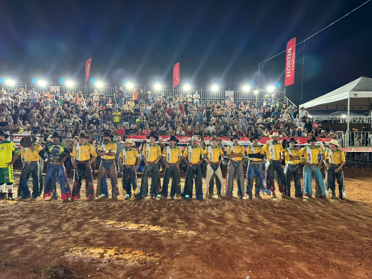 Arena lotada marca abertura do rodeio da Expoacre Juruá; disputa segue até sábado Arena lotada marca abertura do rodeio da Expoacre Juruá; disputa segue até sábado