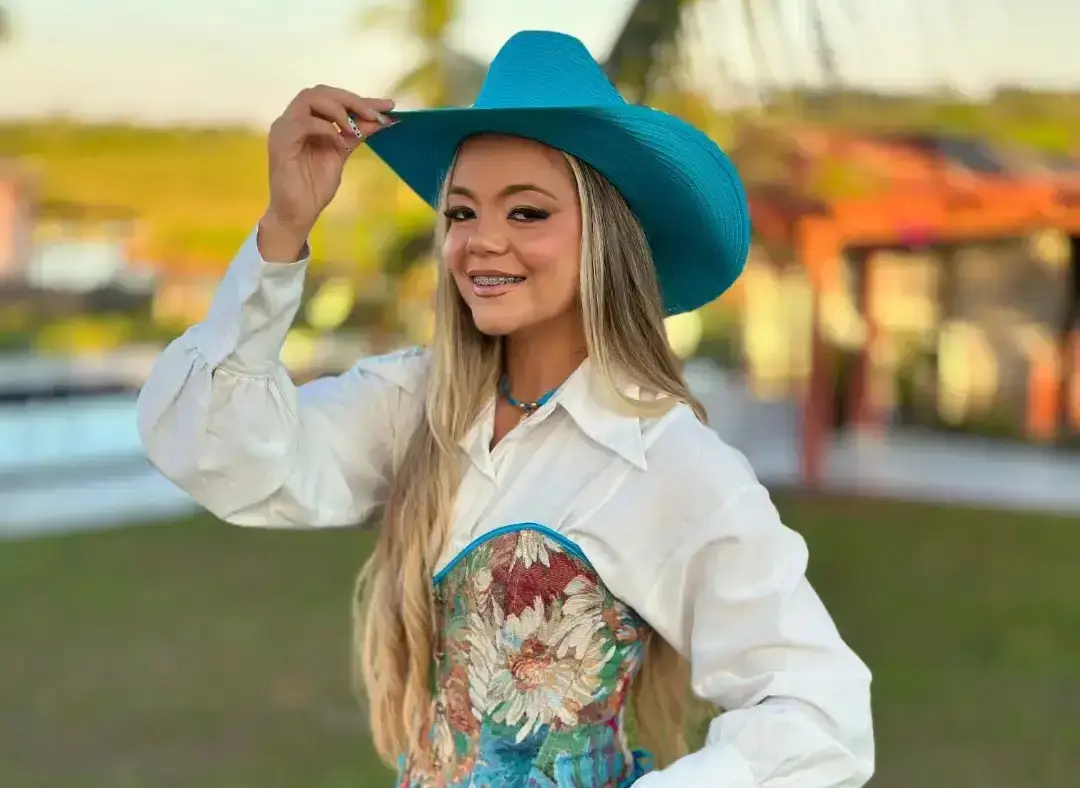Rainha do Rodeio no Acre dedica título ao noivo em missão na Ucrânia