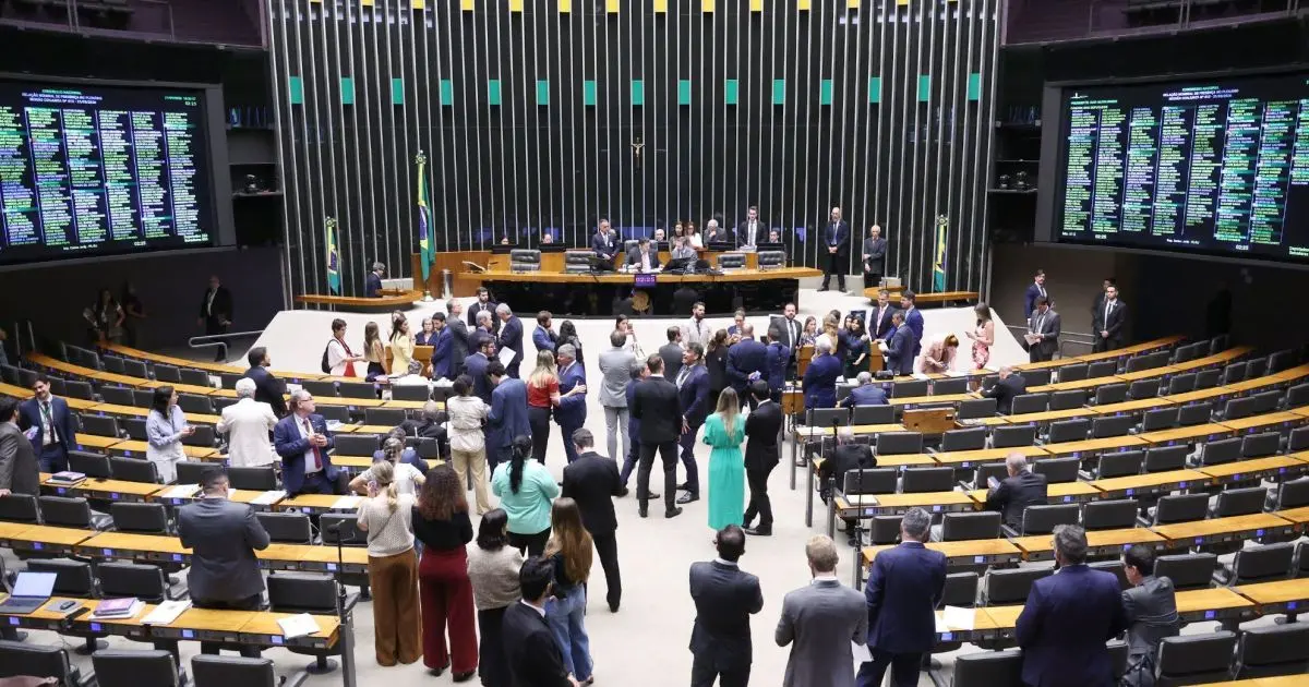 Análise: Congresso corre com pauta e partidos se preparam para convenções