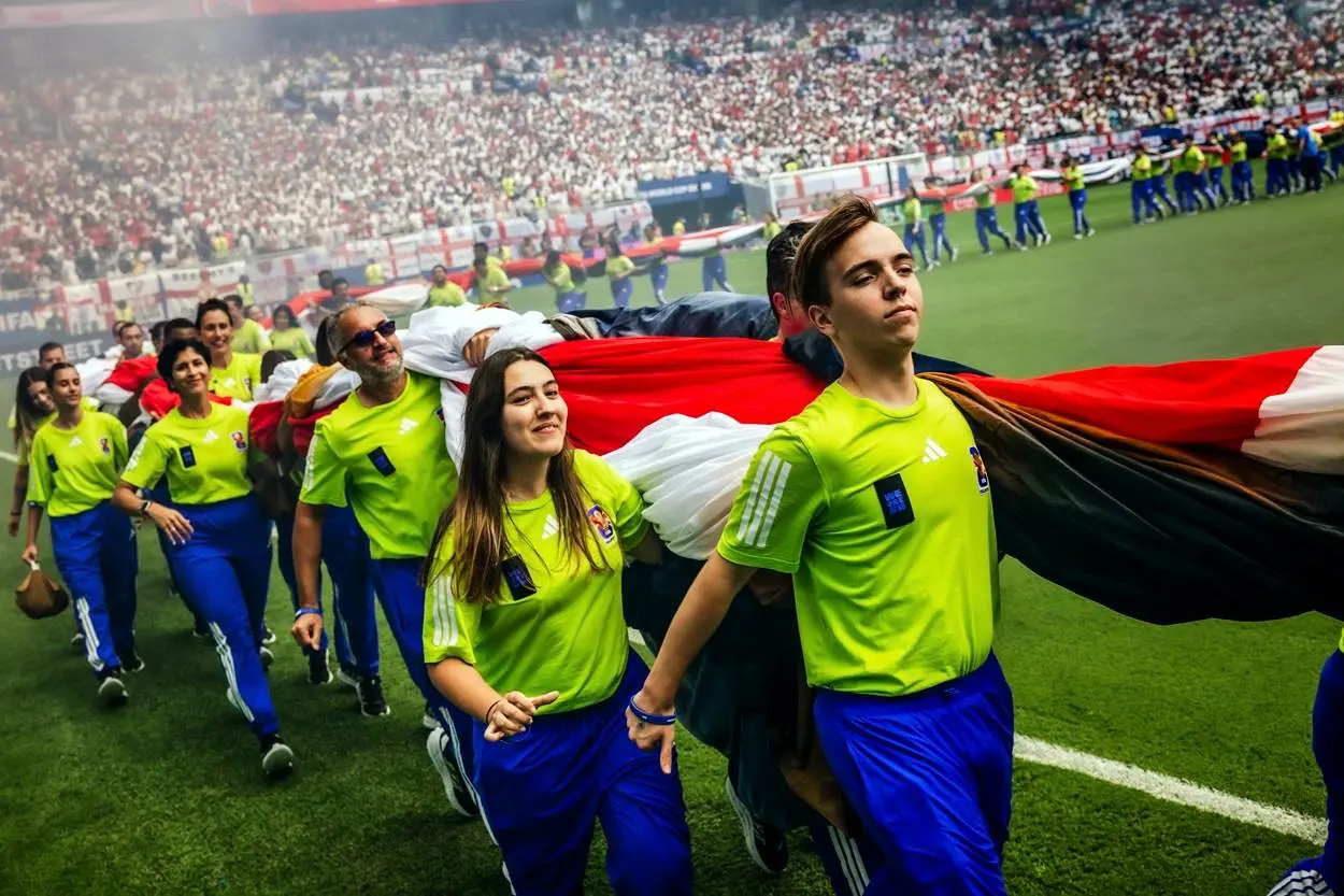Estender uma bandeira na Copa do Mundo exige coordenação — e muitos braços