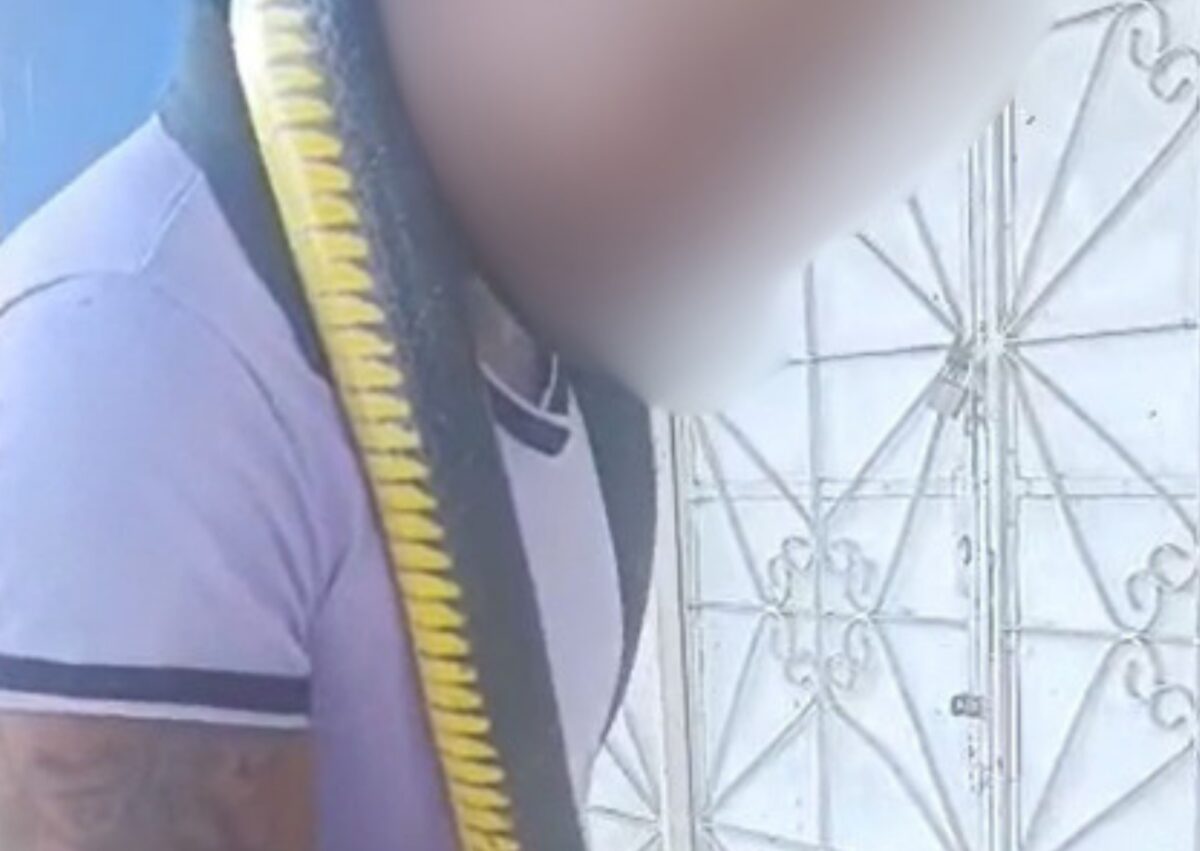 Moradores registram homem circulando com cobra no pescoço no Acre