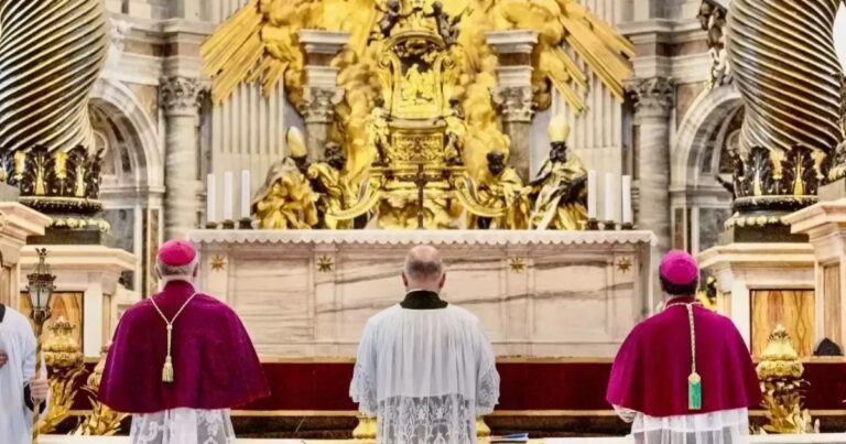 Vaticano excomunga bispos e membros de grupo católico ultraconservador Vaticano excomunga bispos e membros de grupo católico ultraconservador