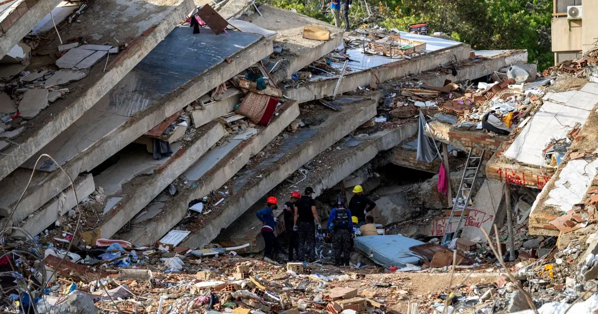 Sobe para 4.333 o número de mortos nos terremotos na Venezuela Sobe para 4.333 o número de mortos nos terremotos na Venezuela