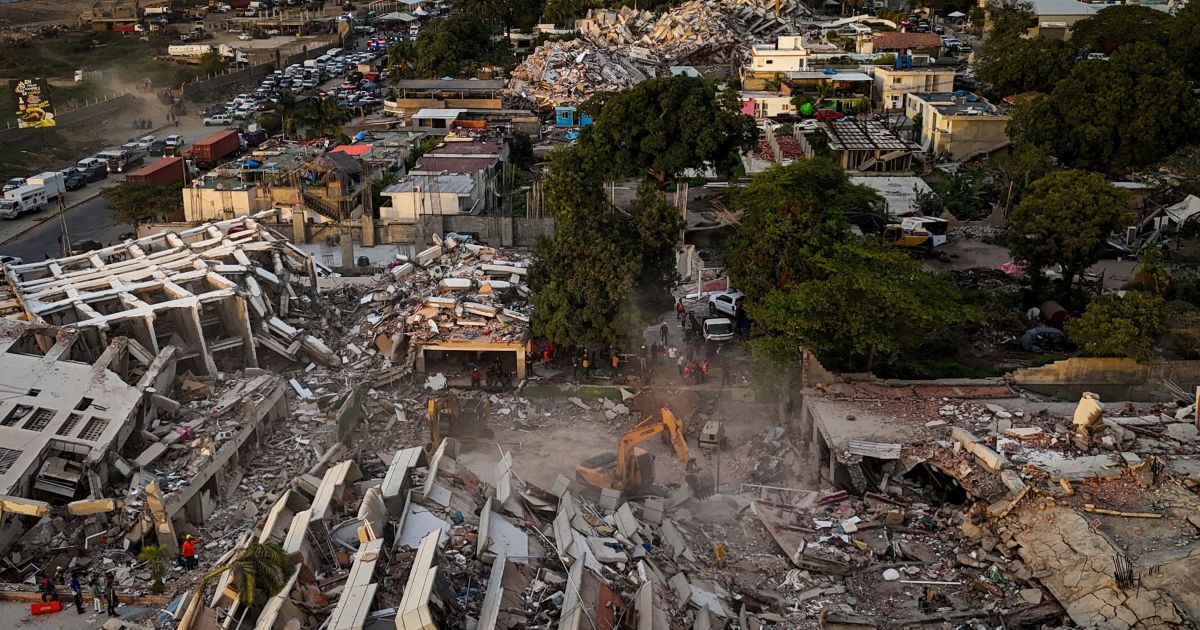 Terremoto na Venezuela: CNN entra em prédio onde homem ficou preso 8 dias Terremoto na Venezuela: CNN entra em prédio onde homem ficou preso 8 dias