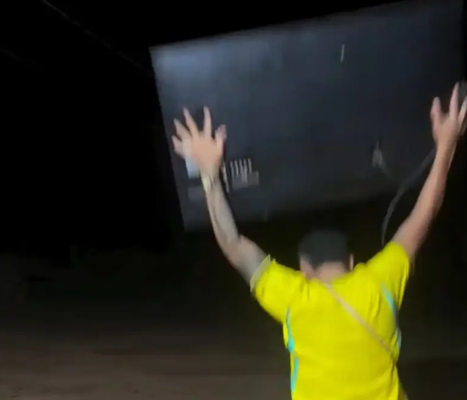 No Acre, torcedor destrói TV e toca fogo em camisa da Seleção após jogo