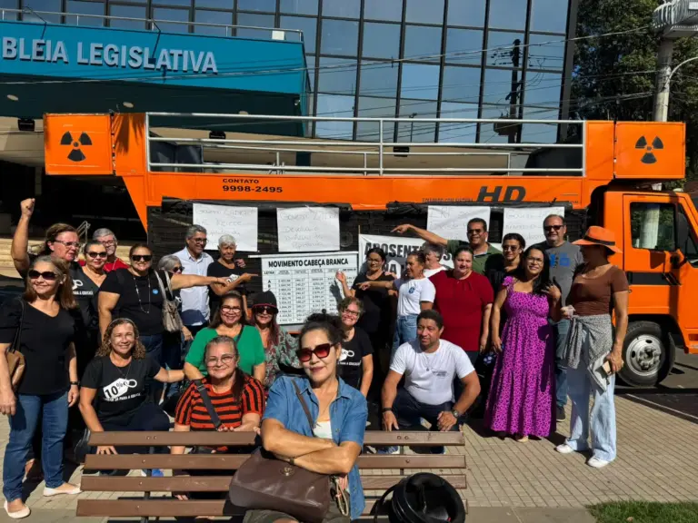 Trabalhadores da Educação protestam em frente ao Palácio Rio Branco