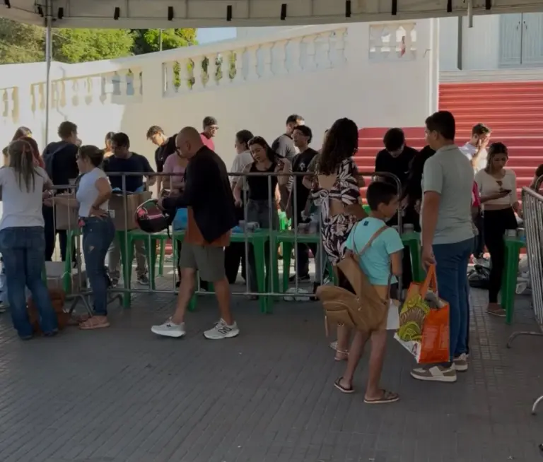 Organização também disponibilizou uma fila preferencial para atender pessoas com prioridade prevista em lei — Foto: Reprodução