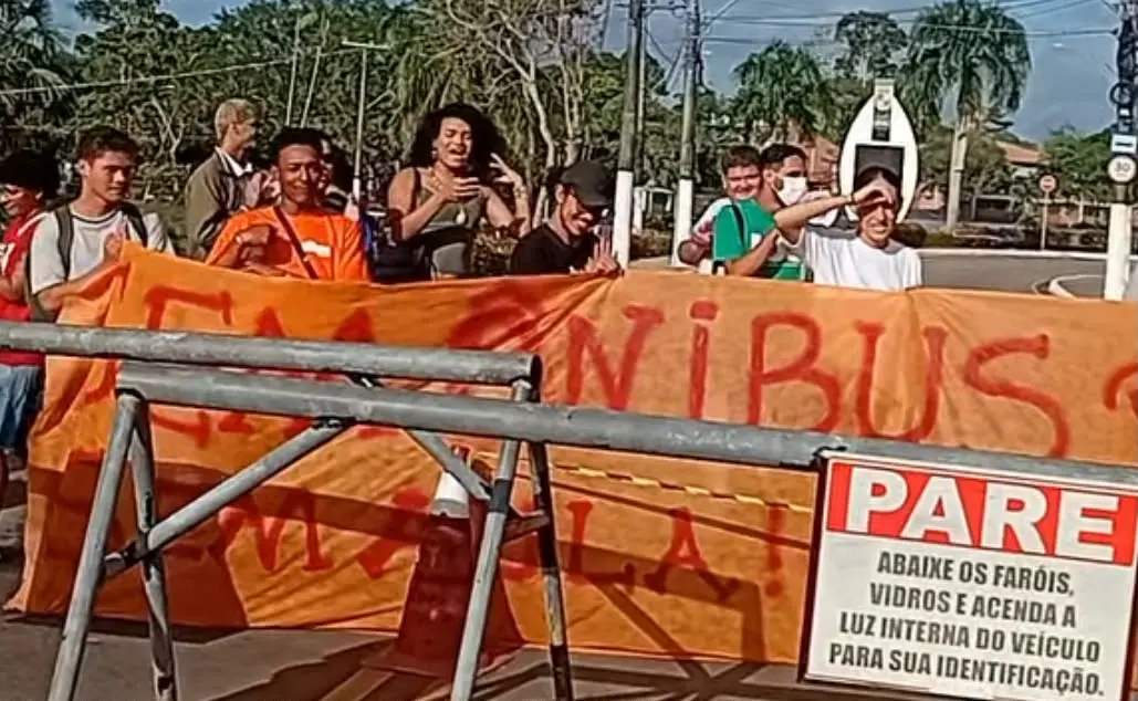 Estudantes fecham entrada da Ufac em protesto contra crise no transporte