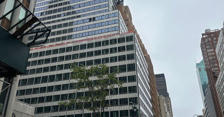 Risco de queda de prédio em NY fecha ruas e esvazia Consulado do Brasil