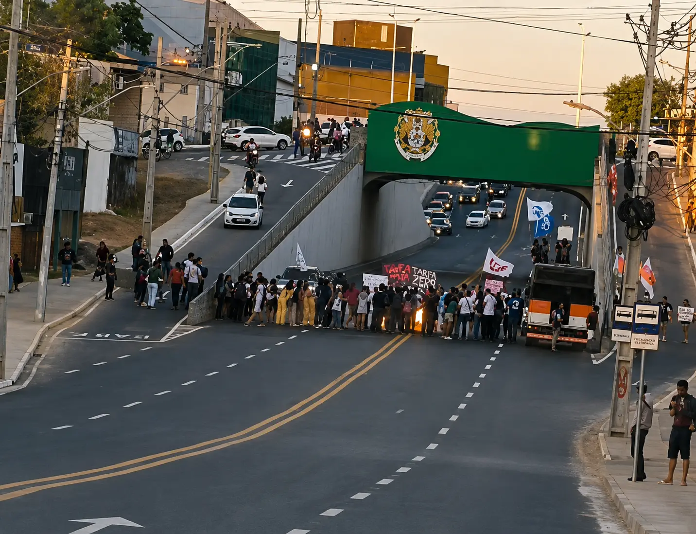 Em protesto, estudantes fecham Avenida Ceará nas proximidades do viaduto