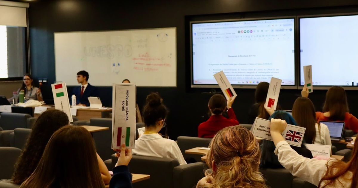 Simulação da ONU encerra edição com jovens debatendo crises globais em SP Simulação da ONU encerra edição com jovens debatendo crises globais em SP