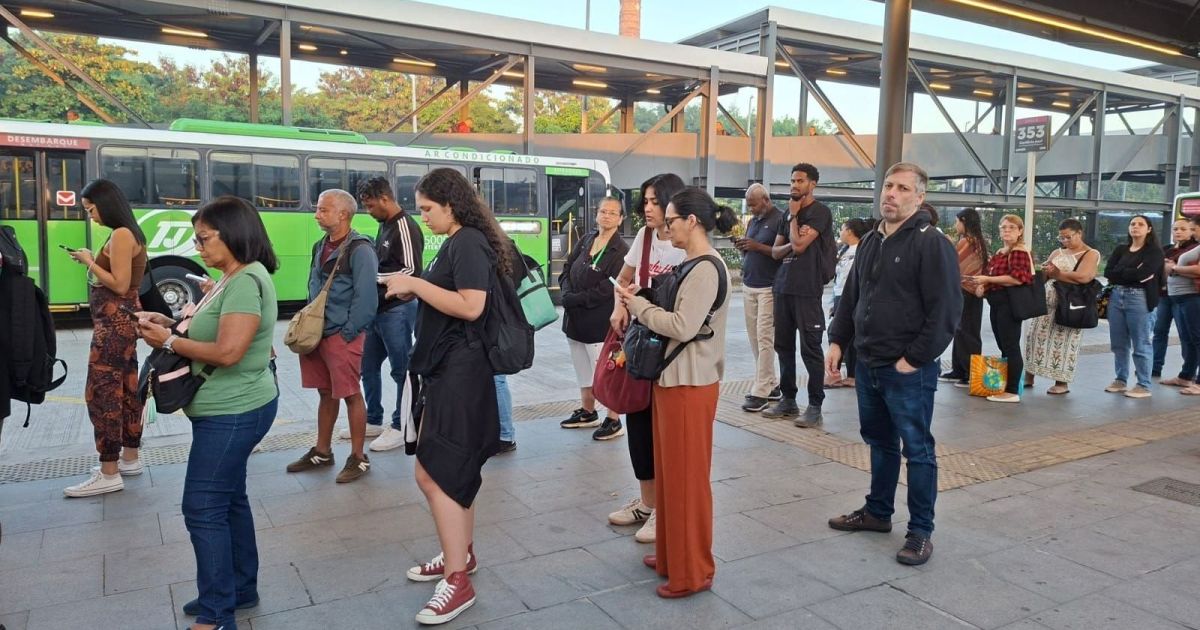 Greve dos rodoviários no Rio entra no terceiro dia e TRT tenta acordo hoje Greve dos rodoviários no Rio entra no terceiro dia e TRT tenta acordo hoje