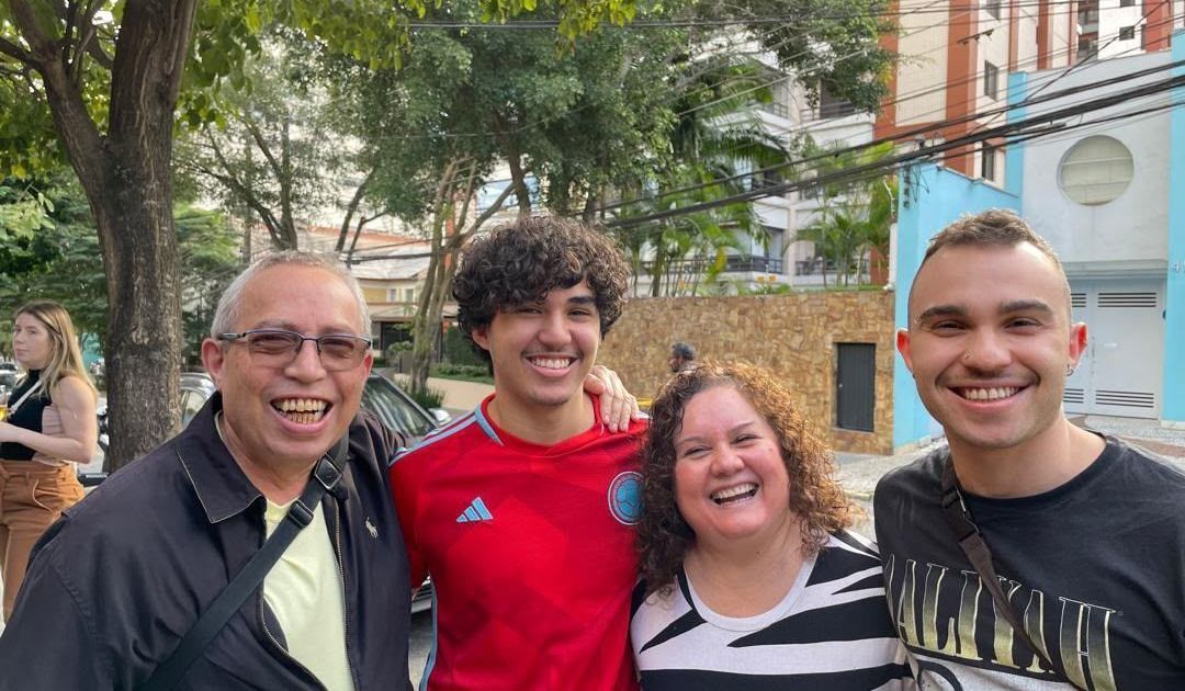 Brasileiro busca ajuda para encontrar pai sob escombros na Venezuela Brasileiro busca ajuda para encontrar pai sob escombros na Venezuela