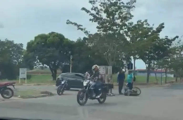 Motociclista sofre acidente e fica caído no chão em Rio Branco
