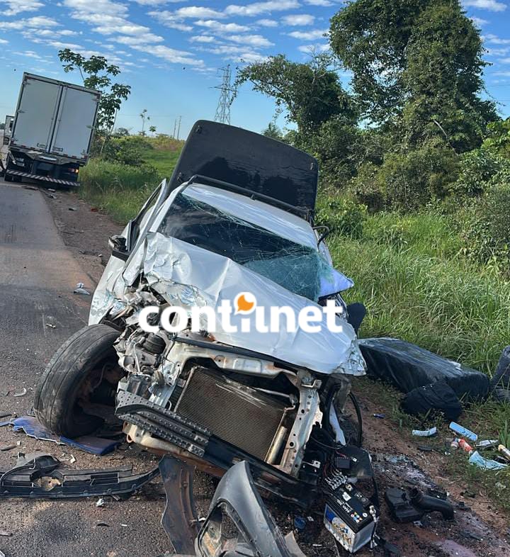 Jovem fica ferido após Saveiro bater em três caminhões na BR-364