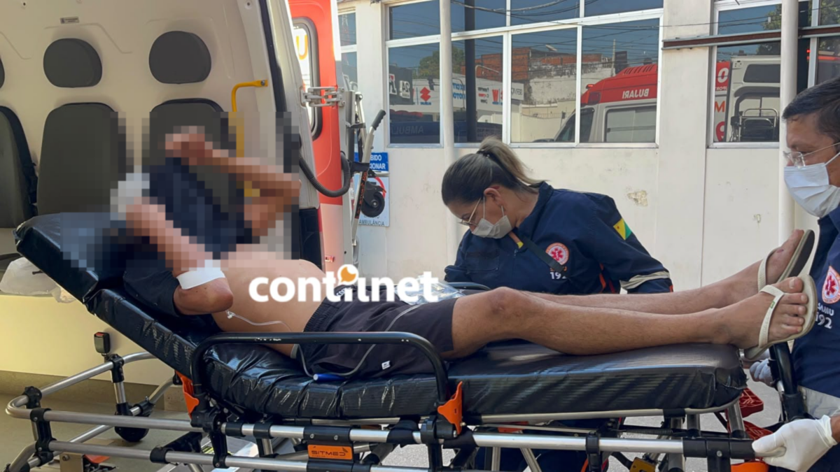 Jovem fica ferido após Saveiro bater em três caminhões na BR-364