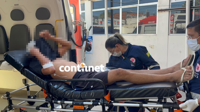 Jovem fica ferido após Saveiro bater em três caminhões na BR-364