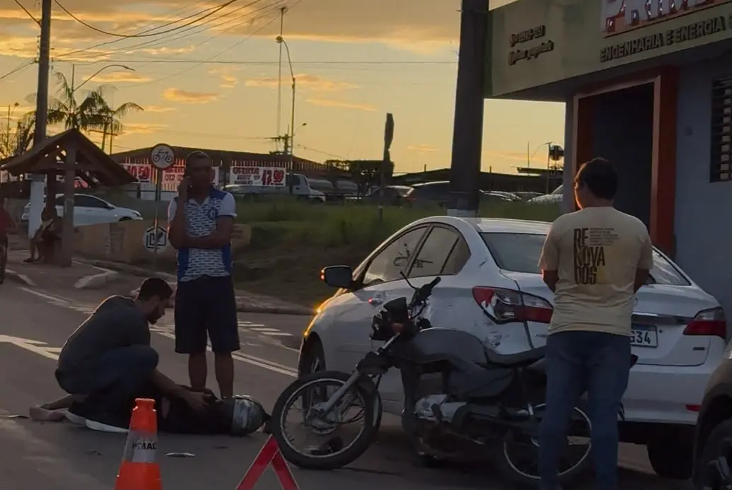 Acidente entre carro e motocicleta deixa ferido na Avenida Ceará