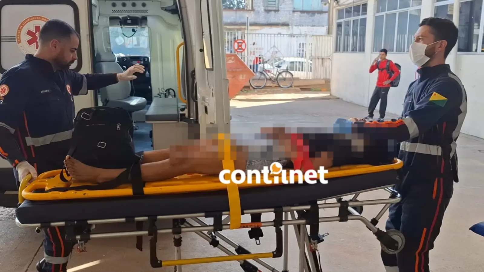 Jovem é arremessada por sete metros após moto bater em meio-fio