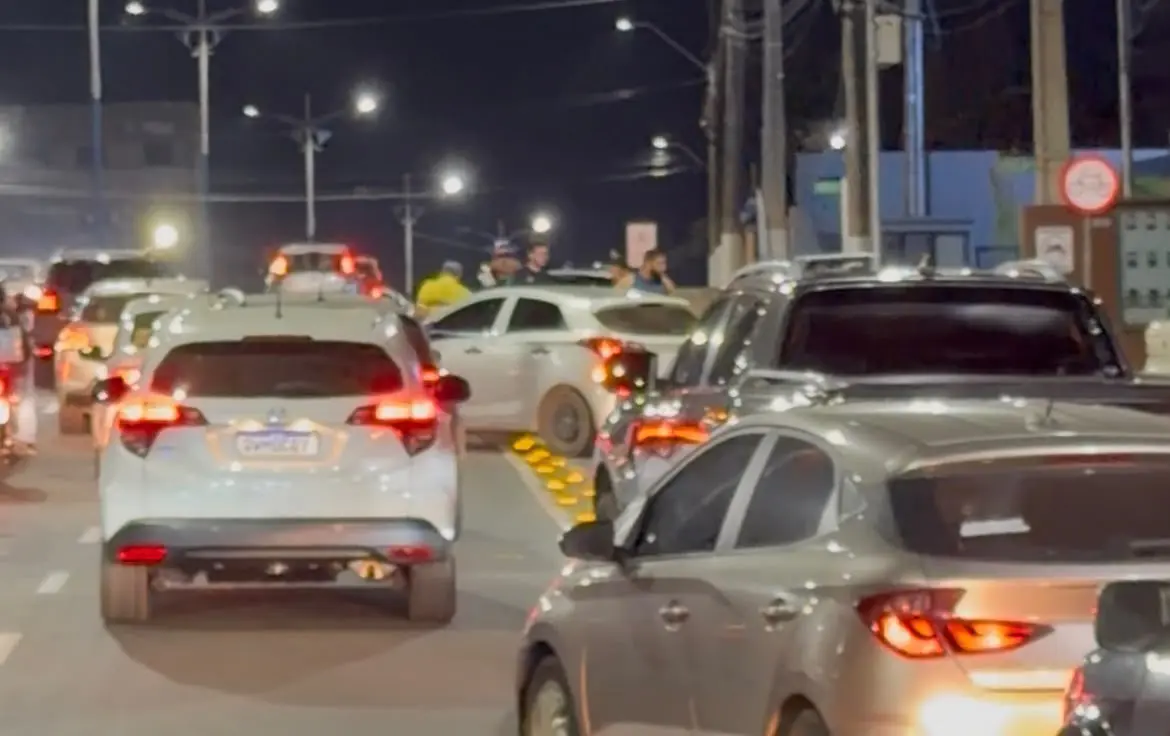 Acidente na descida de viaduto provoca lentidão de veículos em Rio Branco