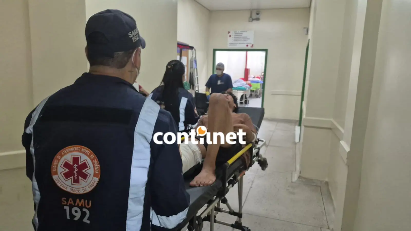 Motorista invade preferencial, atropela entregador e foge