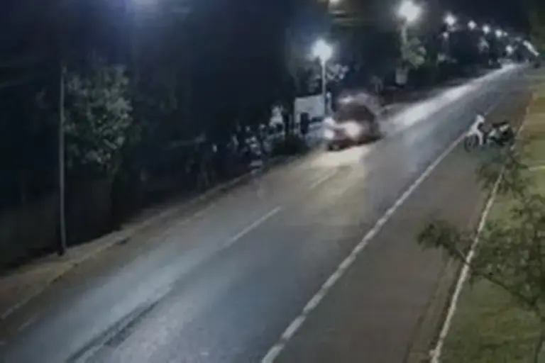 Menino de 4 anos morre após carro da família ser atingido por Land Rover