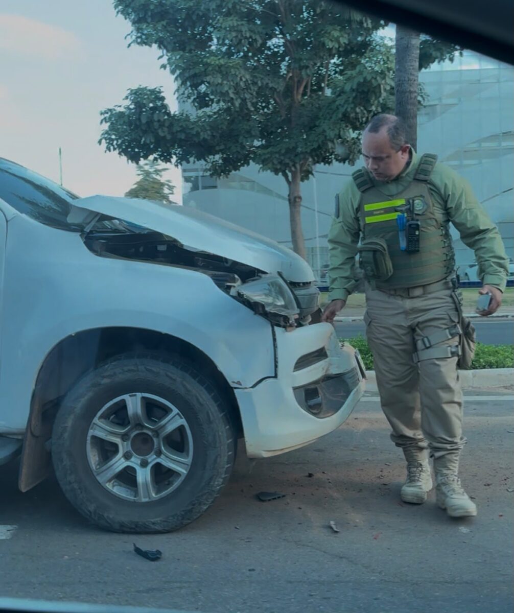Acidente deixa caminhonete com frente destruída na Avenida Ceará