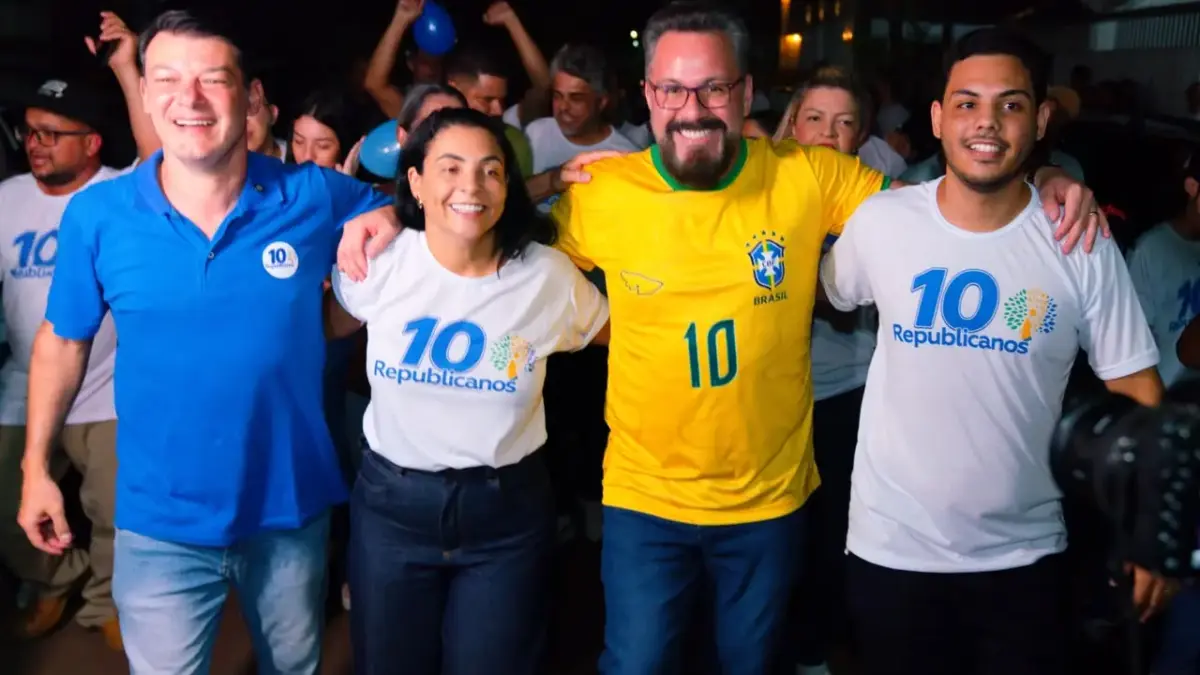 Virginia e Vini Jr. desembarcam em Goiânia após viagem à Itália