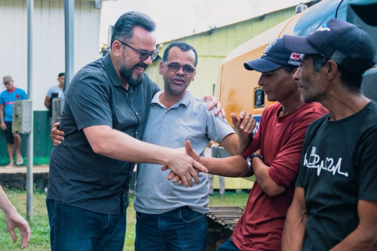 Alan Rick entrega escavadeira para produtores da Resex Chico Mendes