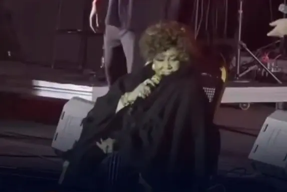 Alcione declara apoio a Lula durante show em festival em Pernambuco