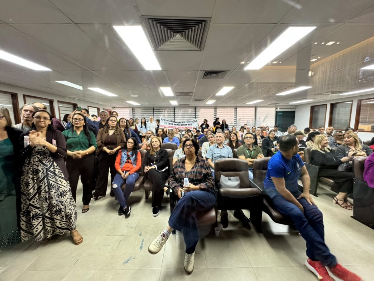 A reviravolta no quórum foi acompanhada de perto por dezenas de trabalhadores de várias categorias
