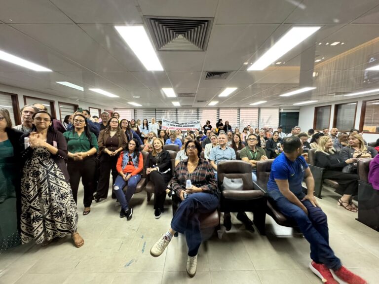 A reviravolta no quórum foi acompanhada de perto por dezenas de trabalhadores de várias categorias